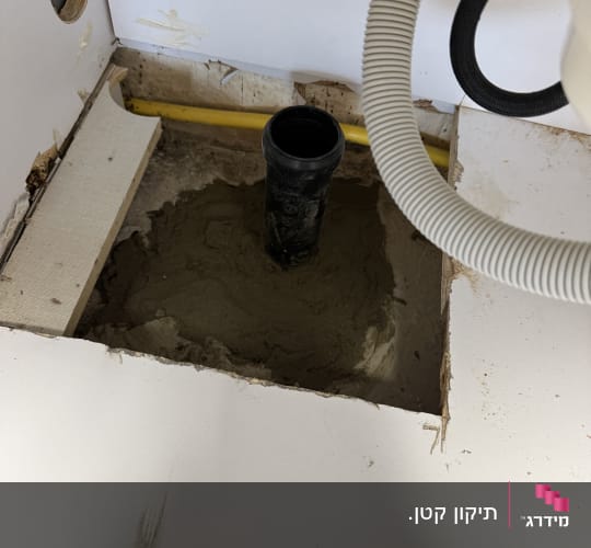 איטום וביטון צינור ניקוז מתחת לארון כיור